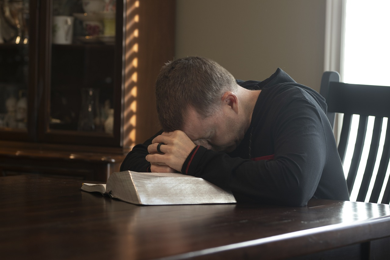 Prayer for a good night's sleep: 4 options to pray with faith